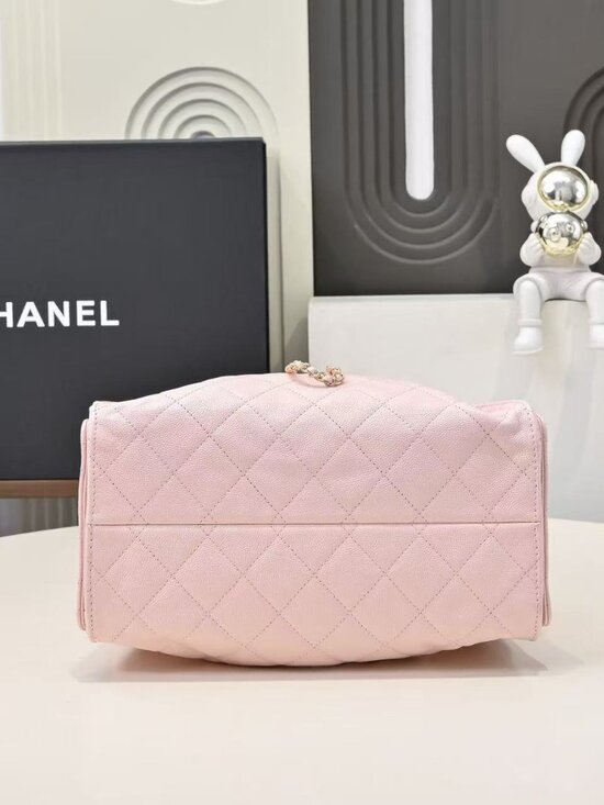 Classic CHANEL Bag: A Stylish and Versatile Choice for Elegance - Picture 5 of 7